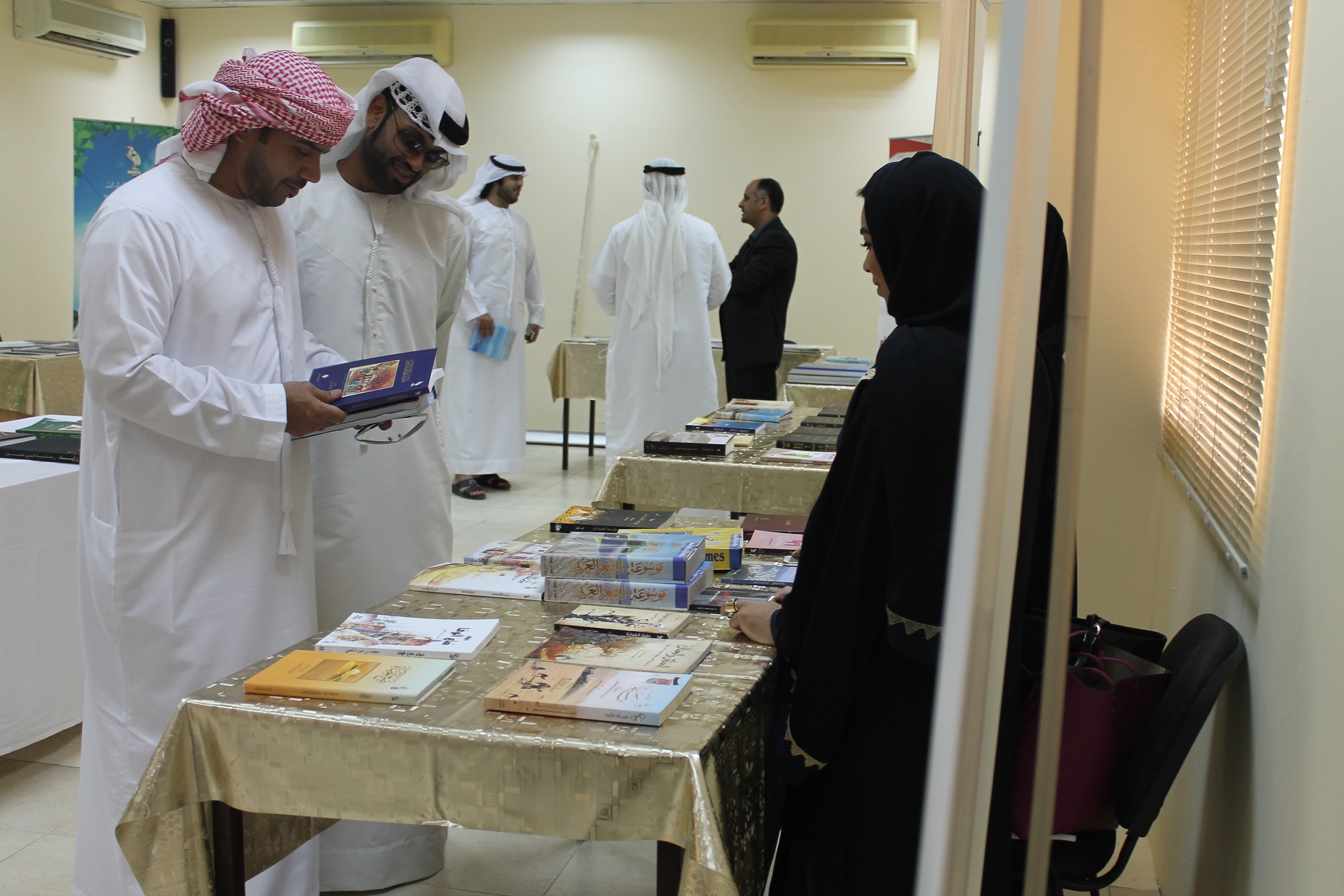 AAU and the Emirates Heritage Club Organize an Exhibition of Heritage Books