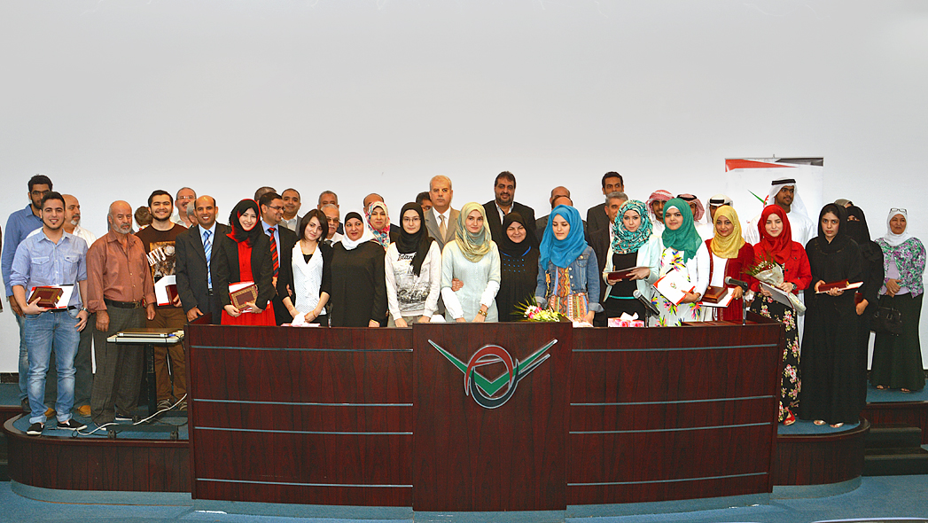 صورة جماعية للطلبة المتفوقين مع رئيس الجامعة