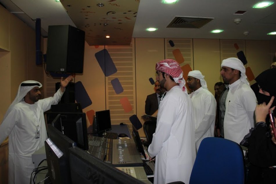 طلبة كلية الاتصال في جامعة العين –مقر العين- يزورون إذاعة أبوظبي