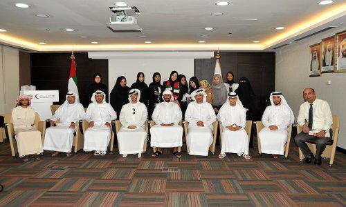 طلبة جامعة العين يزورون الهلال الأحمر الإماراتي