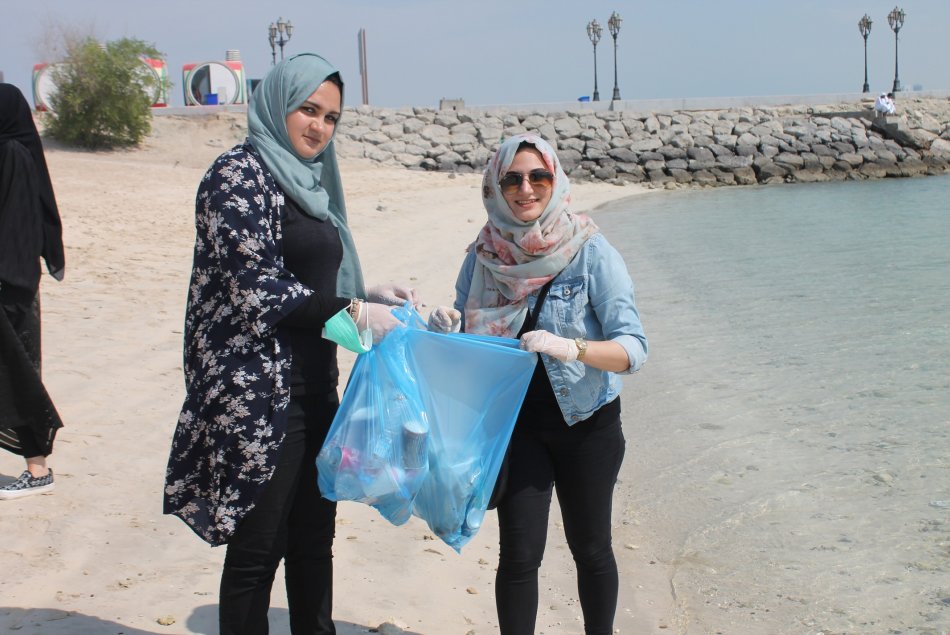 مشاركة طلبة الجامعة في حملة تنظيف البيئة - مقر أبوظبي