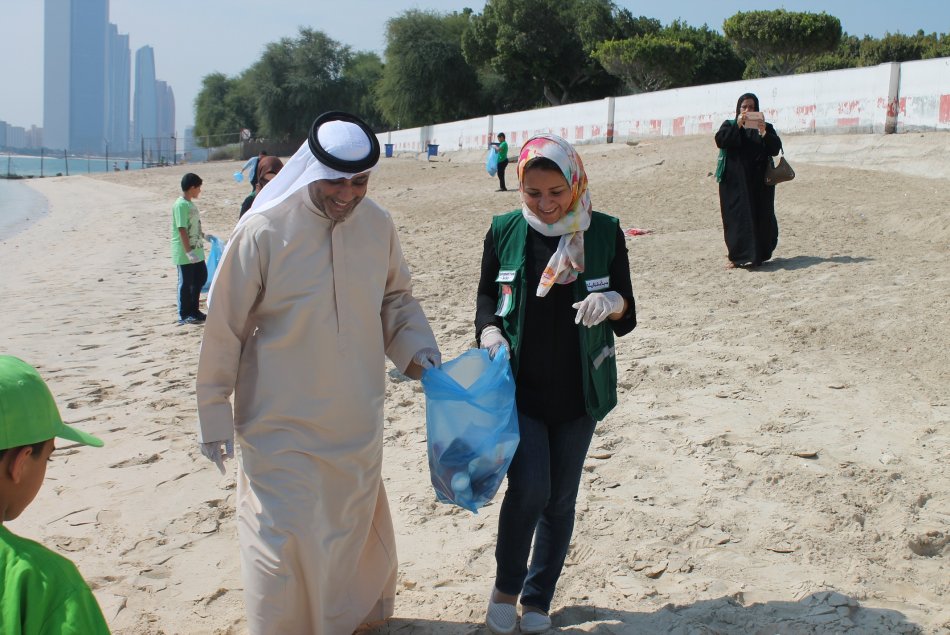 مشاركة طلبة الجامعة في حملة تنظيف البيئة - مقر أبوظبي