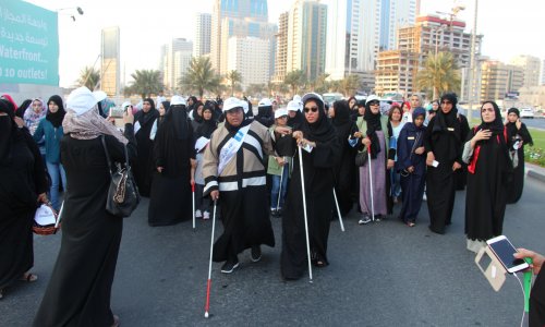 جامعة العين تشارك في مسيرة العصا البيضاء