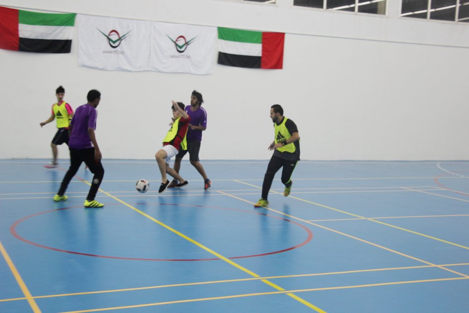 تتويج فريق الإمارات الفائز ببطولة جامعة العين المفتوحة لكرة القدم السداسية في مباراة فريق الإمارات x فريق مانشستر سيتي/ مقر العين