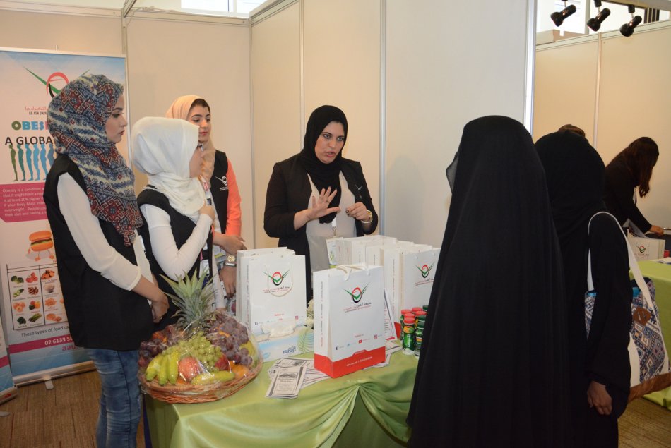 مشاركة جامعة العين في معرض الصحة والغذاء في جامعة الإمارات