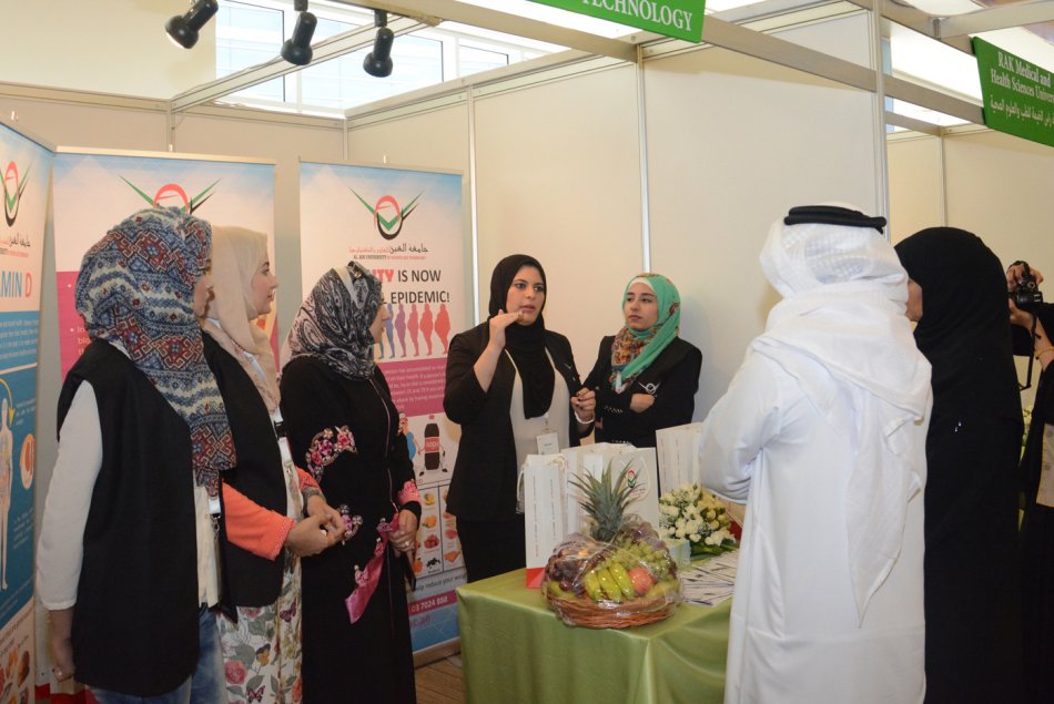 مشاركة جامعة العين في معرض الصحة والغذاء في جامعة الإمارات
