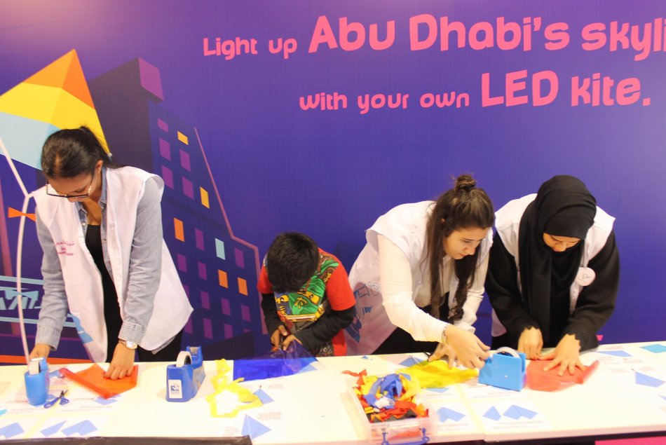 مشاركة طلبة الجامعة في مهرجان أبوظبي للعلوم