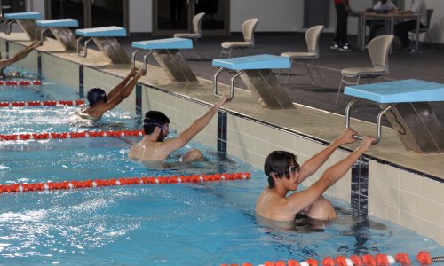 فريق جامعة العين يحرز مراكز متقدمة في بطولة السباحة بمناسبة اليوم الرياضي الوطني