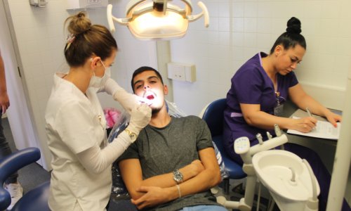وحدة العيادة المتنقلة للأسنان تزور جامعة العين