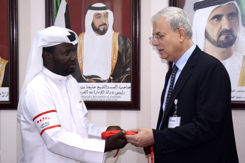 “Takatof” team delivers the UAE flag to Al Ain University
