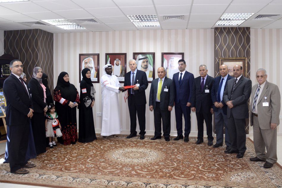 “Takatof” team delivers the UAE flag to Al Ain University