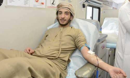 أسرة جامعة العين تتبرع بالدم