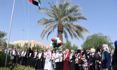 علم دولة الإمارات يرفرف في سماء جامعة العين احتفالاً بيوم العلم