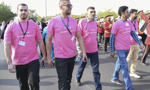 جامعة العين تشارك في مسيرة الخطوات الوردية لدعم سرطان الثدي