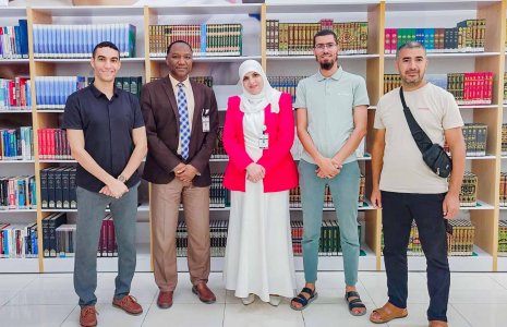 مكتبة خليفة تستقبل أساتذة جامعيين من الجزائر